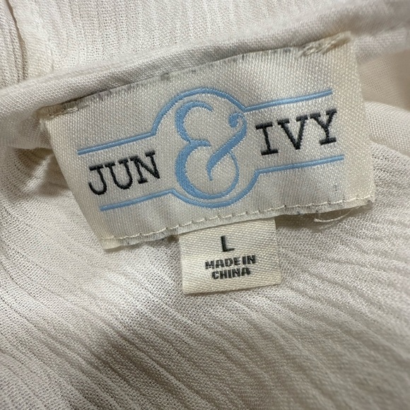 Francesca's Floral Embroidered White Short Sleeve Romper Size Large - Picture 6 of 6